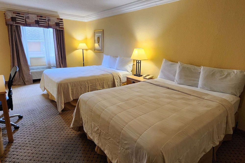 Room, 2 Queen Beds, Accessible, Non Smoking (Bathtub) - Photo 1