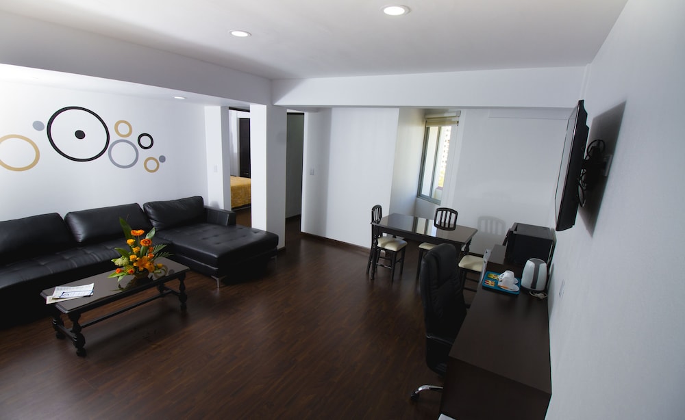 Basic Apartment, 1 King Bed photo 2