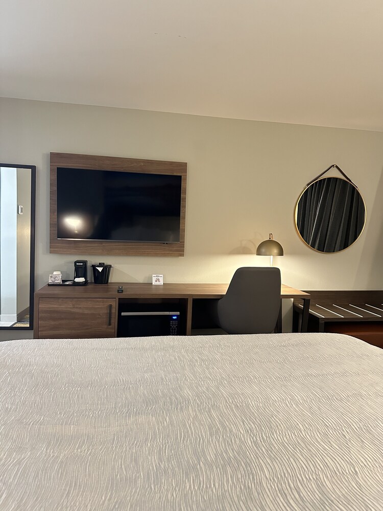 Standard Room, 1 King Bed, Non Smoking - Photo 2
