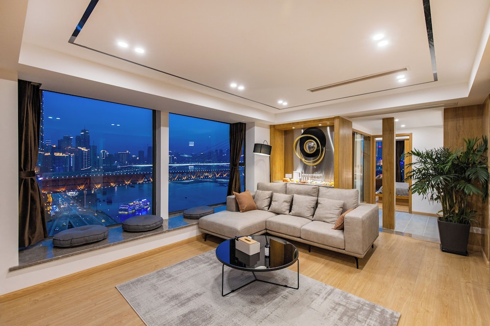 Panoramic Apartment, 2 Queen Beds, Ensuite, Ocean View photo 3