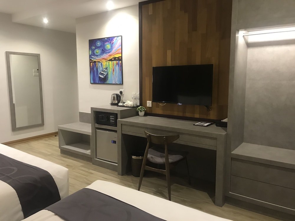 Deluxe Triple Room, City View thumbnail 5