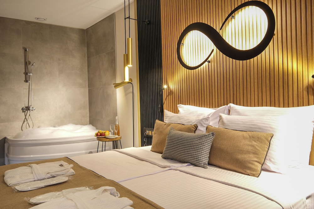 Deluxe Room, 1 King Bed - Photo 3