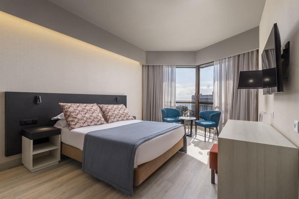 Single Room, Sea View