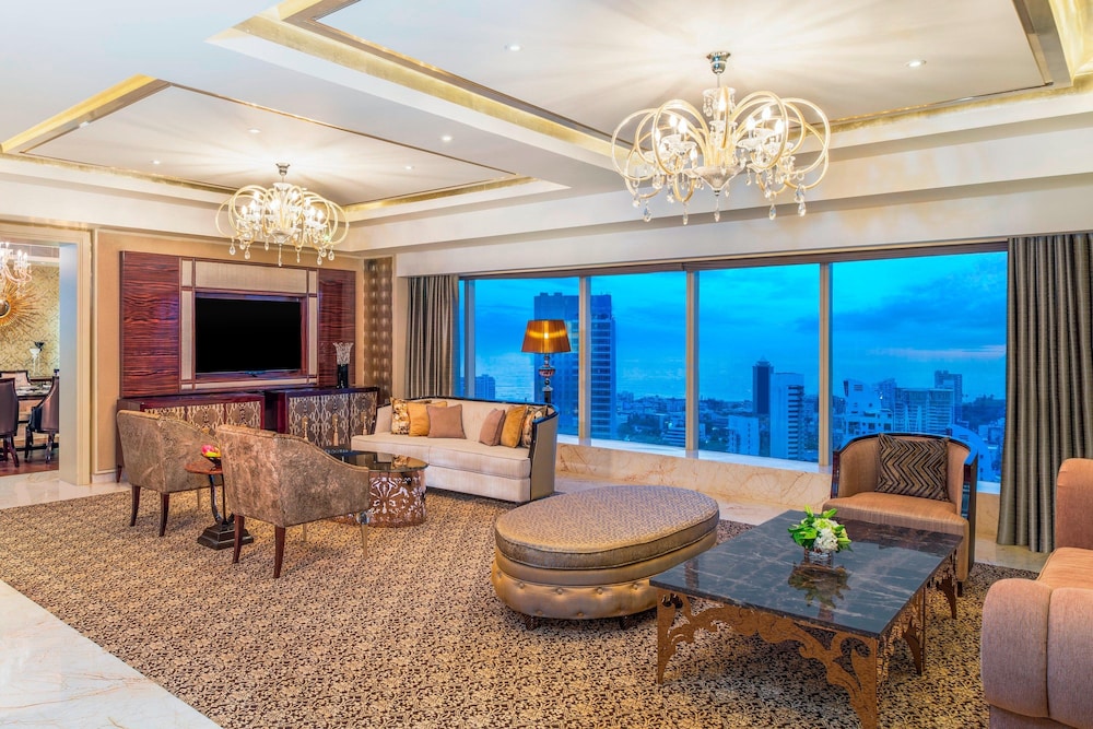 Suite, 1 King Bed thumbnail 5