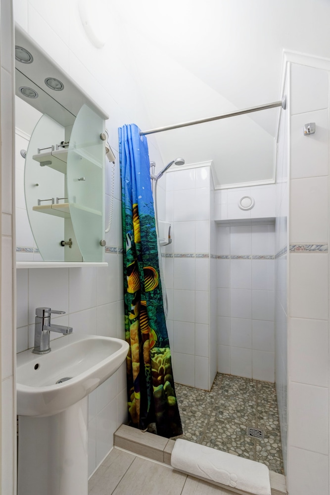 Triple Room, 1 Queen Bed With Sofa Bed, Non Smoking photo 3