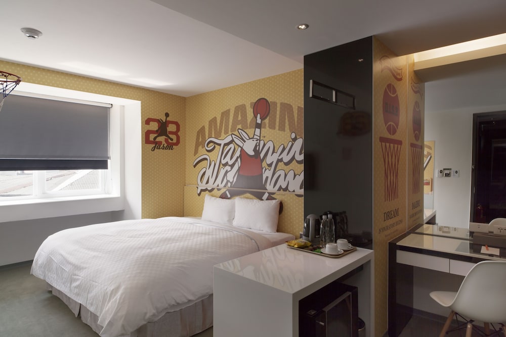 Deluxe Room, 1 Queen Bed, City View photo 2