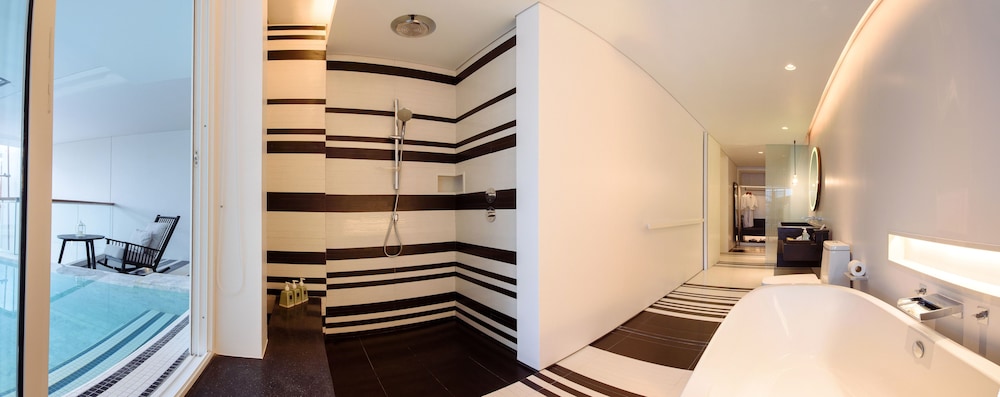 Pool Suite - Photo 8