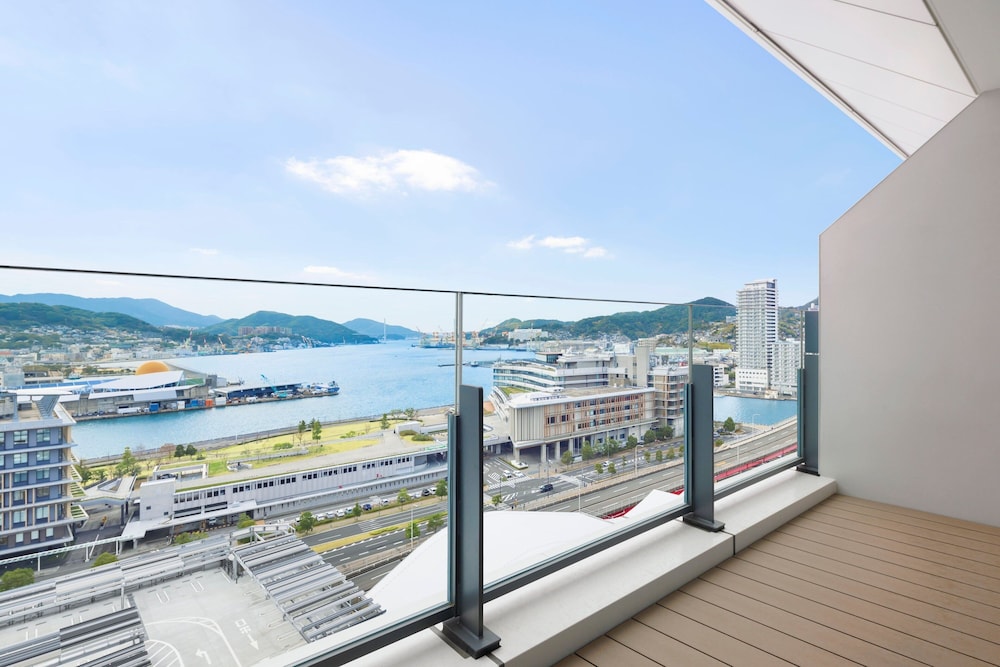 Premium Room, 1 King Bed, Harbor View (Balcony) - Photo 3