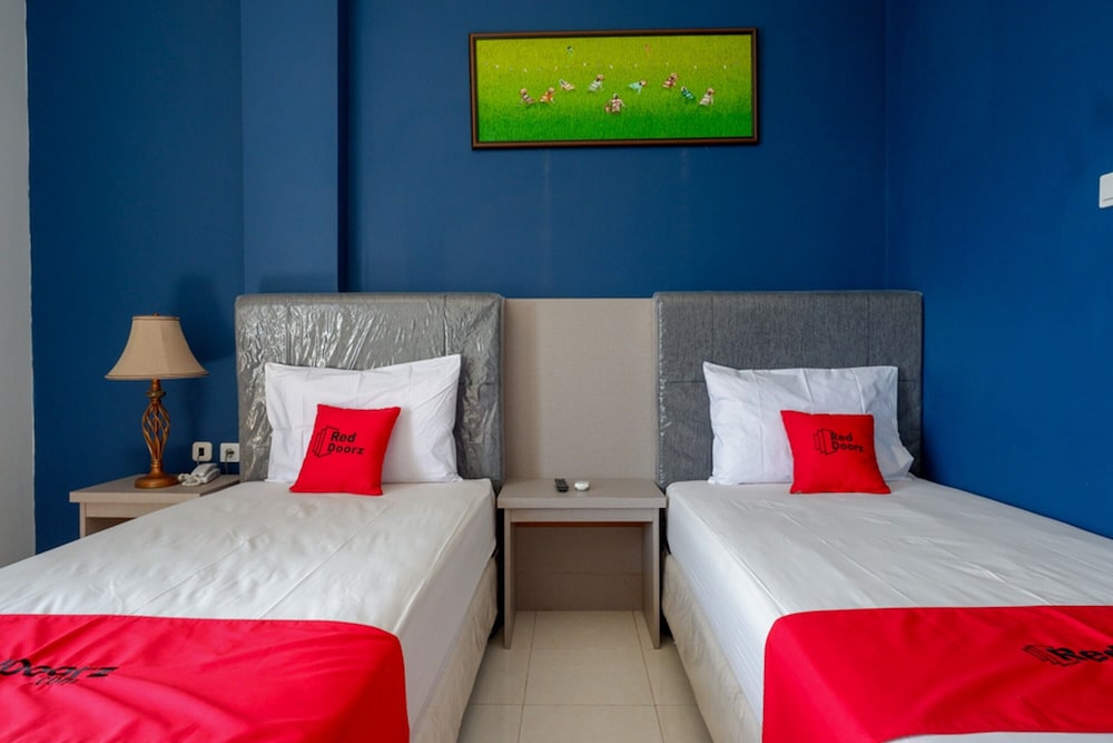 Premium Twin Room (RedDoorz) - Photo 3