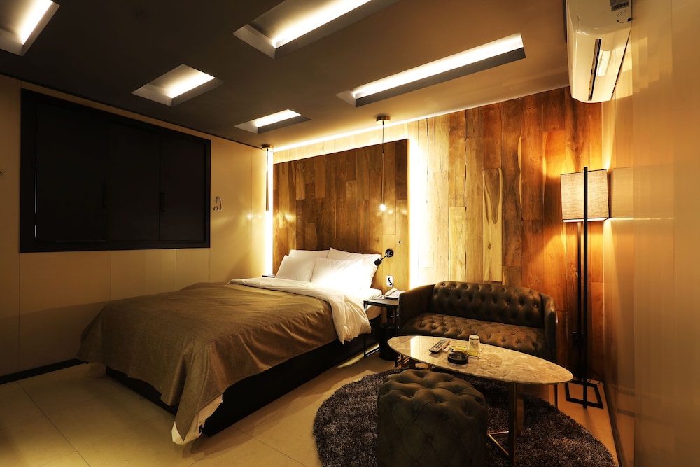 Standard Double Room - Photo 16
