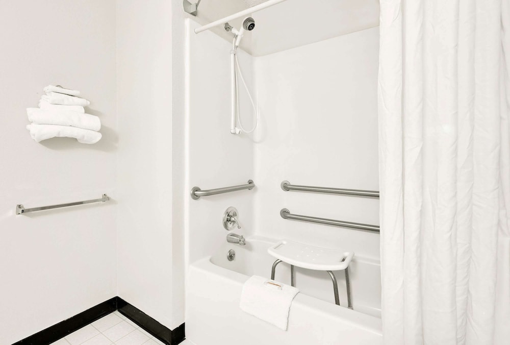 Room, 1 Queen Bed, Accessible, Non Smoking (Mobility, Bathtub w/Grab Bars) - Photo 4