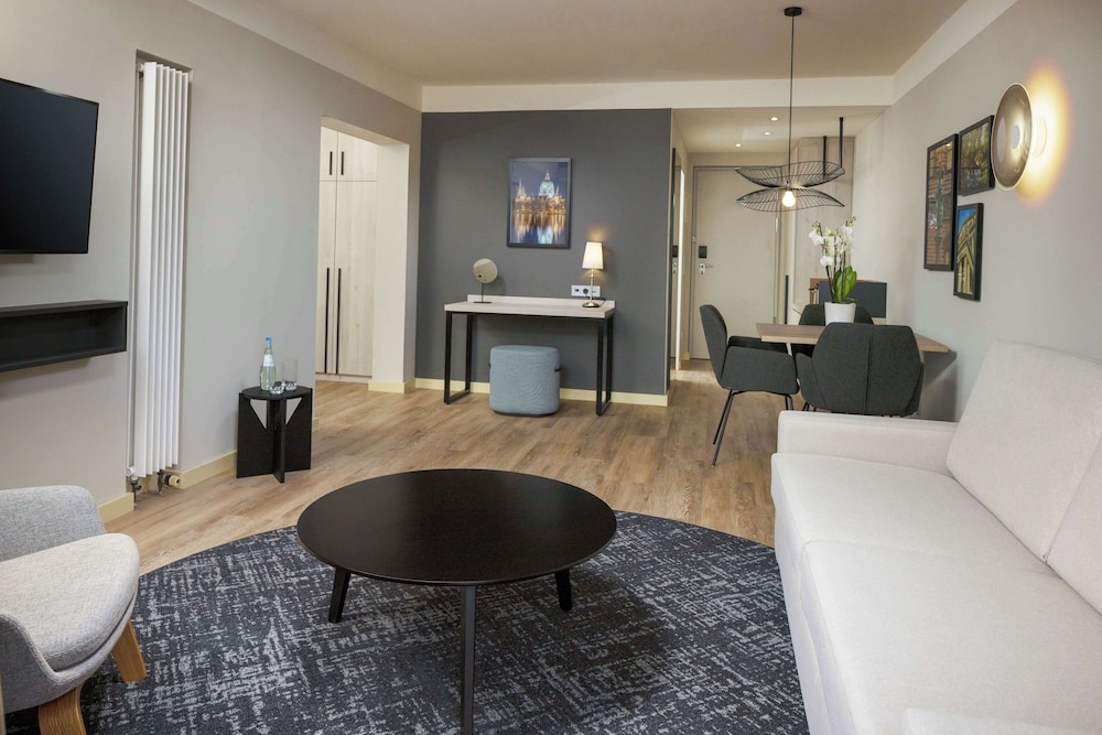Suite, 1 Bedroom - Photo 2