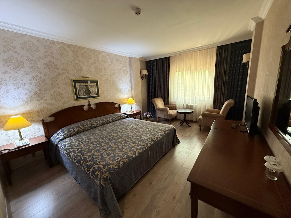 Deluxe Suite, City View
