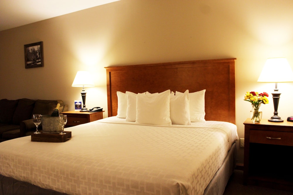 Honeymoon Suite, 1 King Bed with Sofa bed, Accessible, Jetted Tub