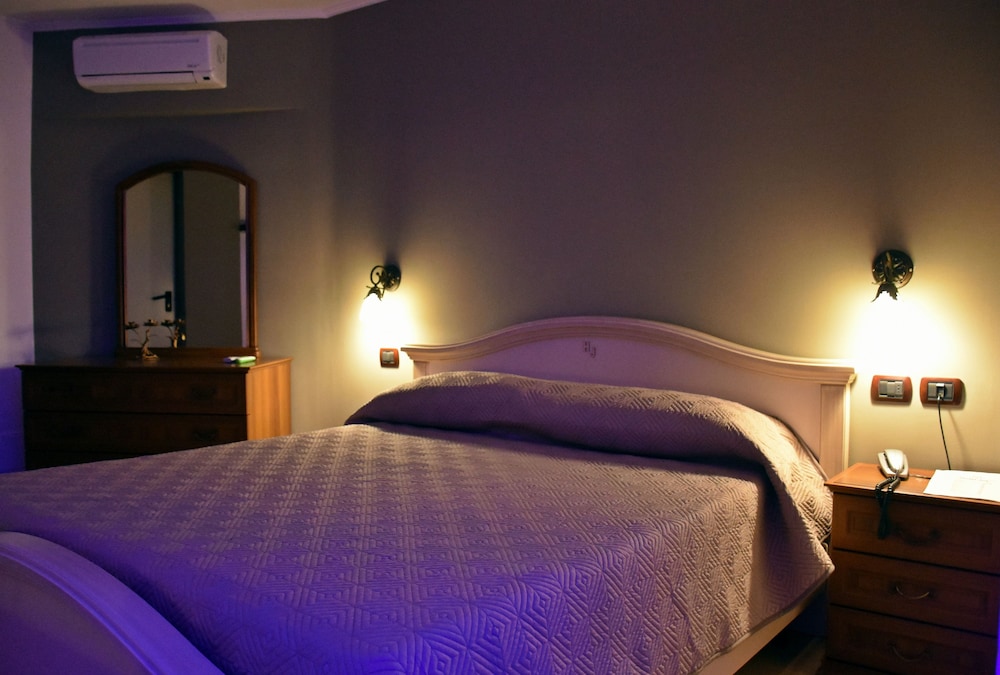 Deluxe Suite, Jetted Tub