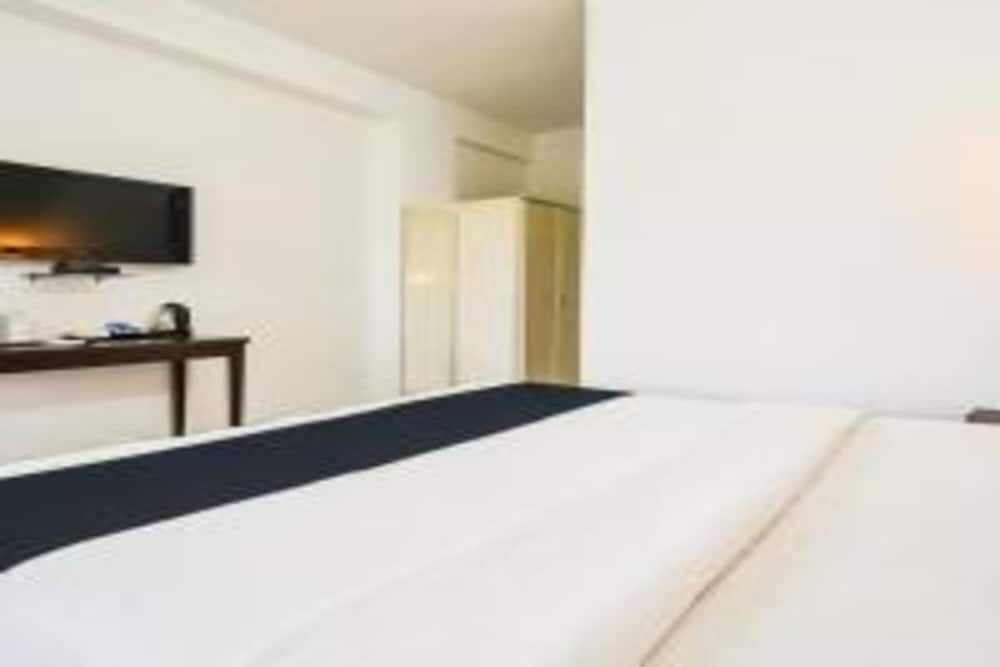 Deluxe Room, 1 Queen Bed, City View - Photo 2