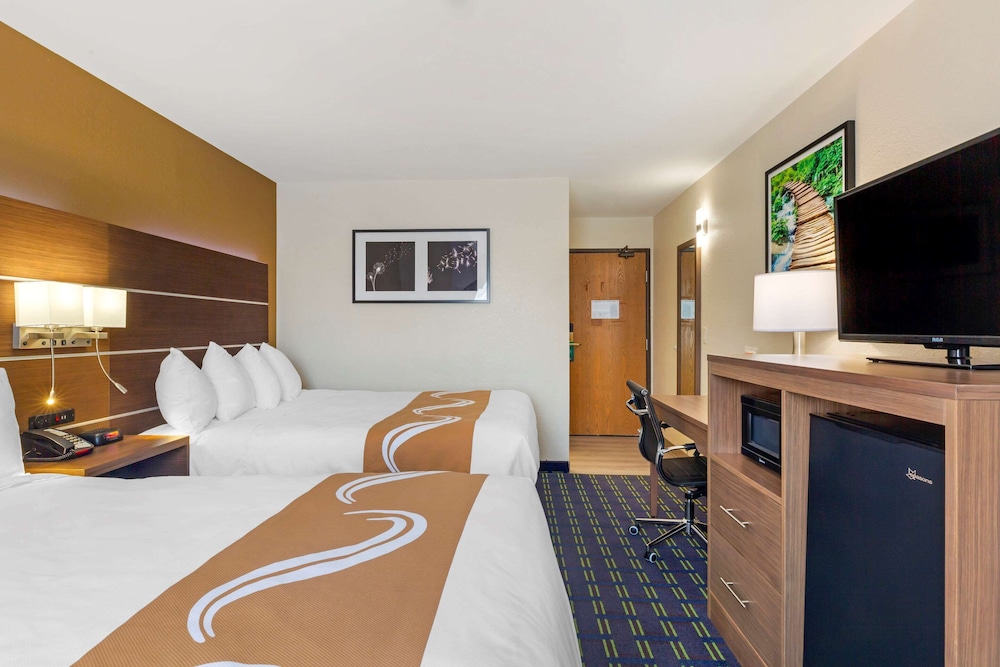 Standard Room, 2 Queen Beds, Non Smoking - Photo 6