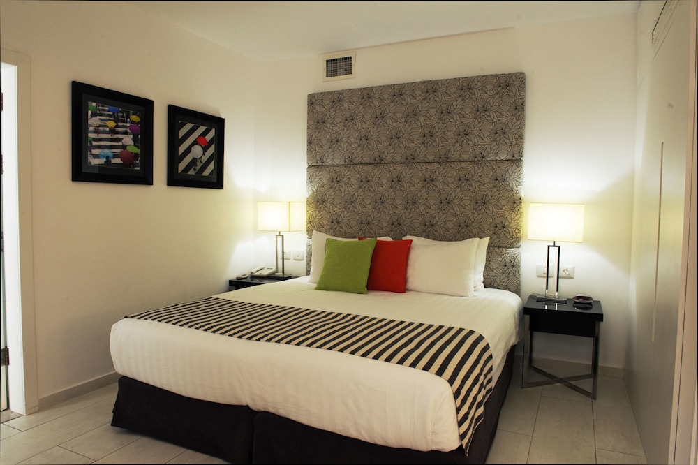 Suite, 1 Queen Bed, Non Smoking, Balcony photo 3