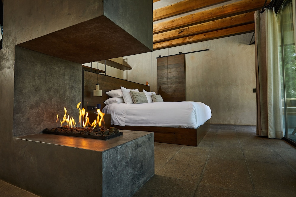 Jacuzzi Suite with king bed and fireplace photo 2