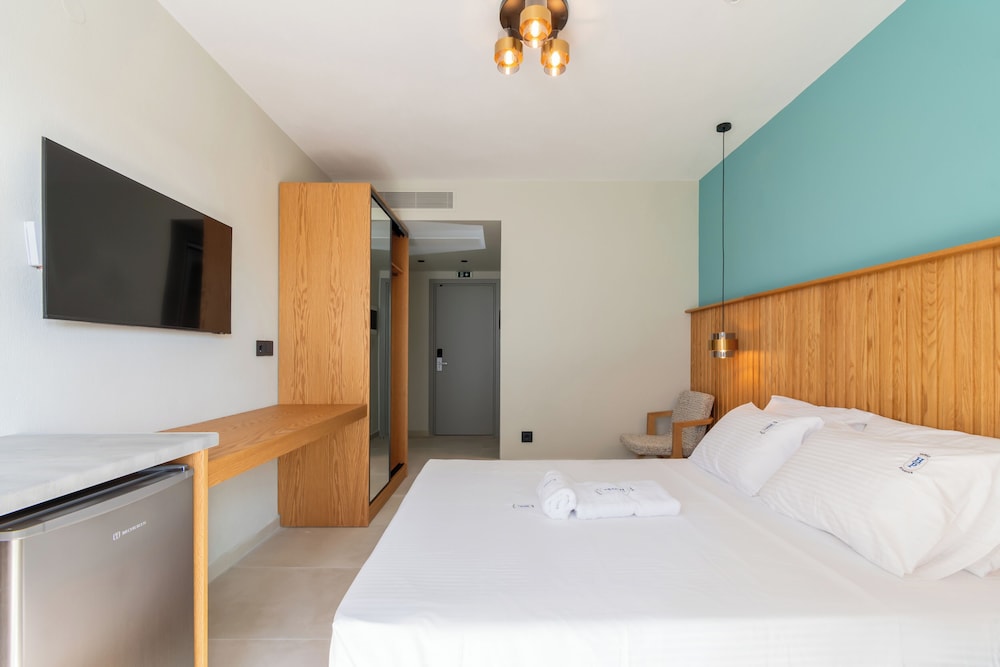 Junior Room, 1 Queen Bed, Balcony, Partial Sea View photo 2