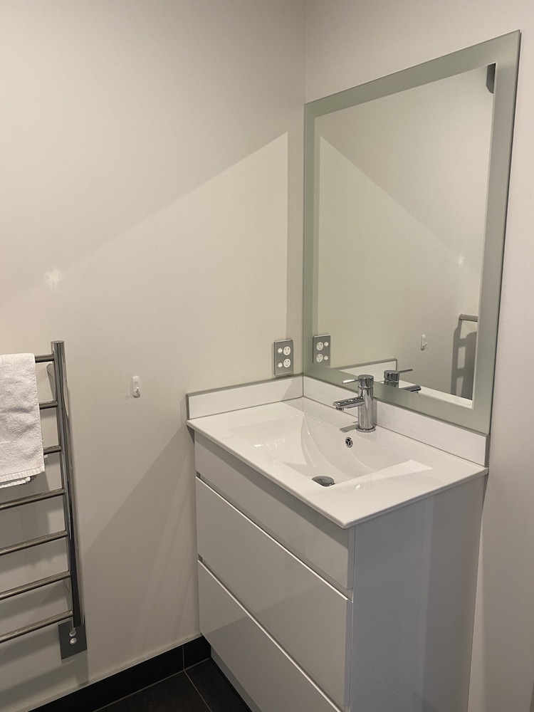 Premium Studio, 1 King Bed, Refrigerator & Microwave (First Floor) thumbnail 6