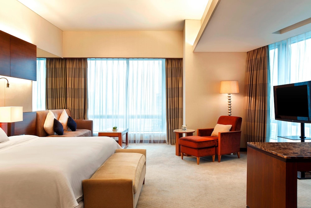 Club Room, 1 King Bed, City View - Photo 1