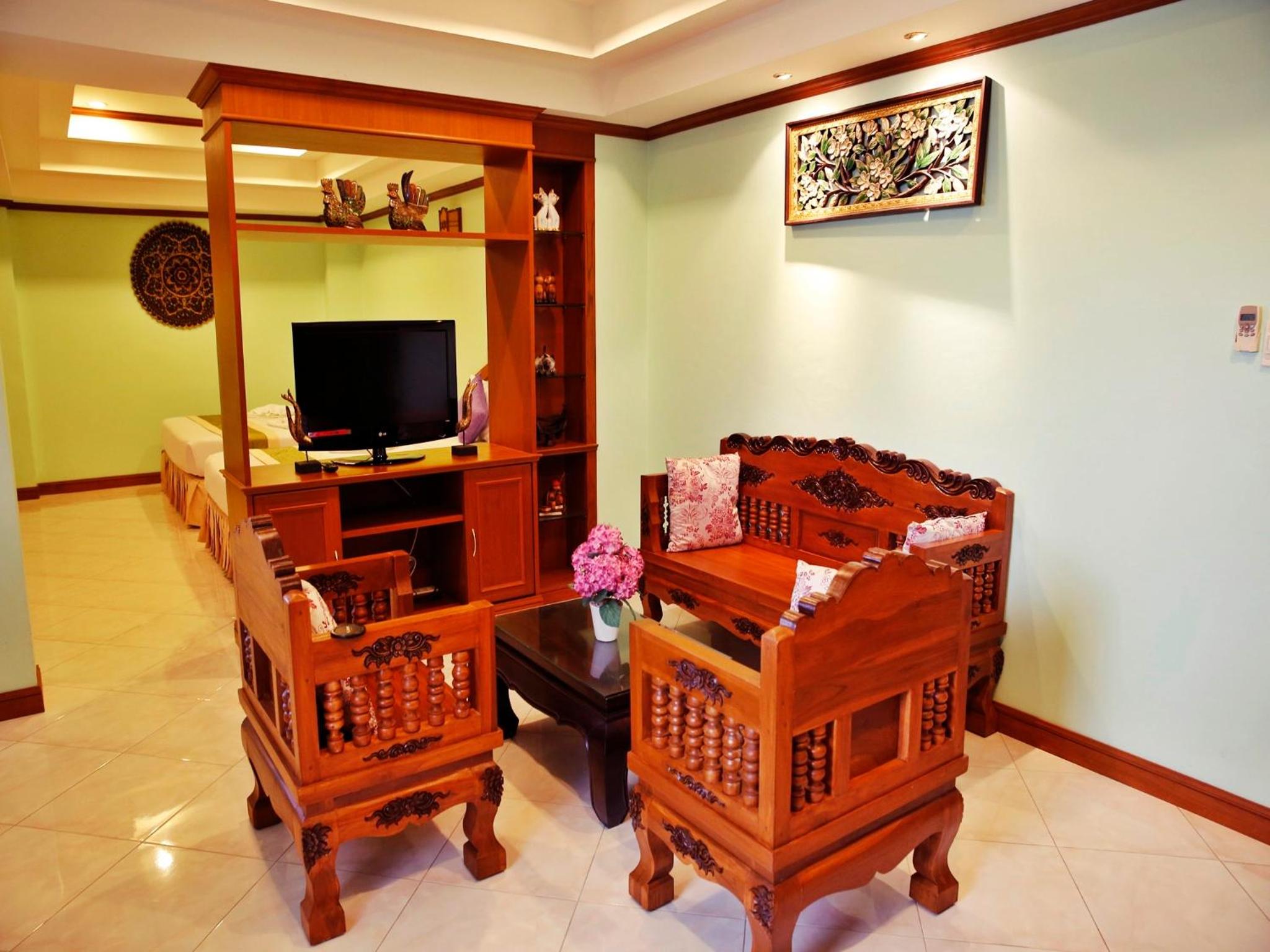Superior Family Room photo 2
