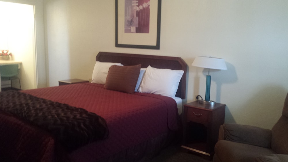 Standard Room, 1 King Bed, Non Smoking photo 3