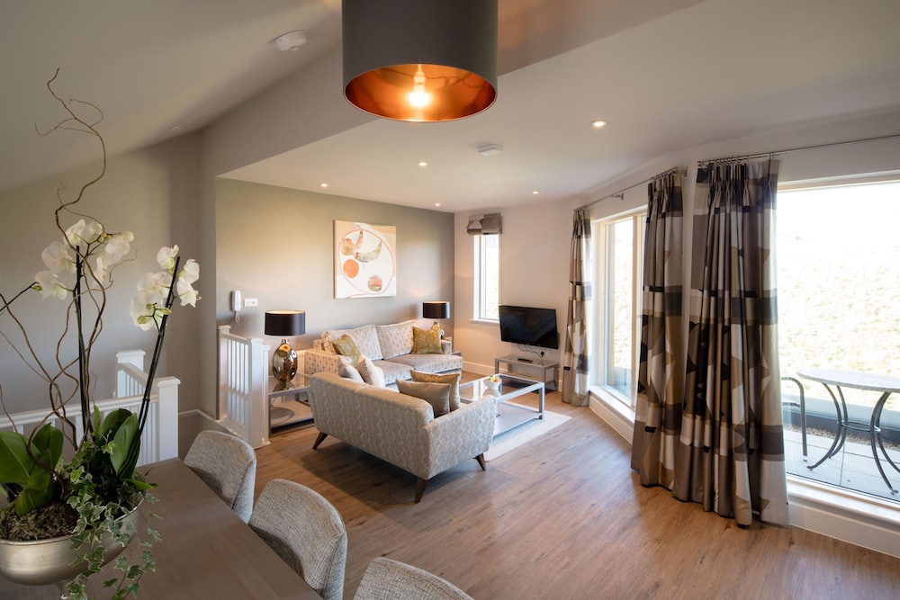 Family Townhome, 2 Bedrooms, 2 Bathrooms, Garden View photo 3
