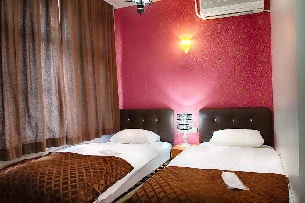 Economy Twin Room, City View photo 3