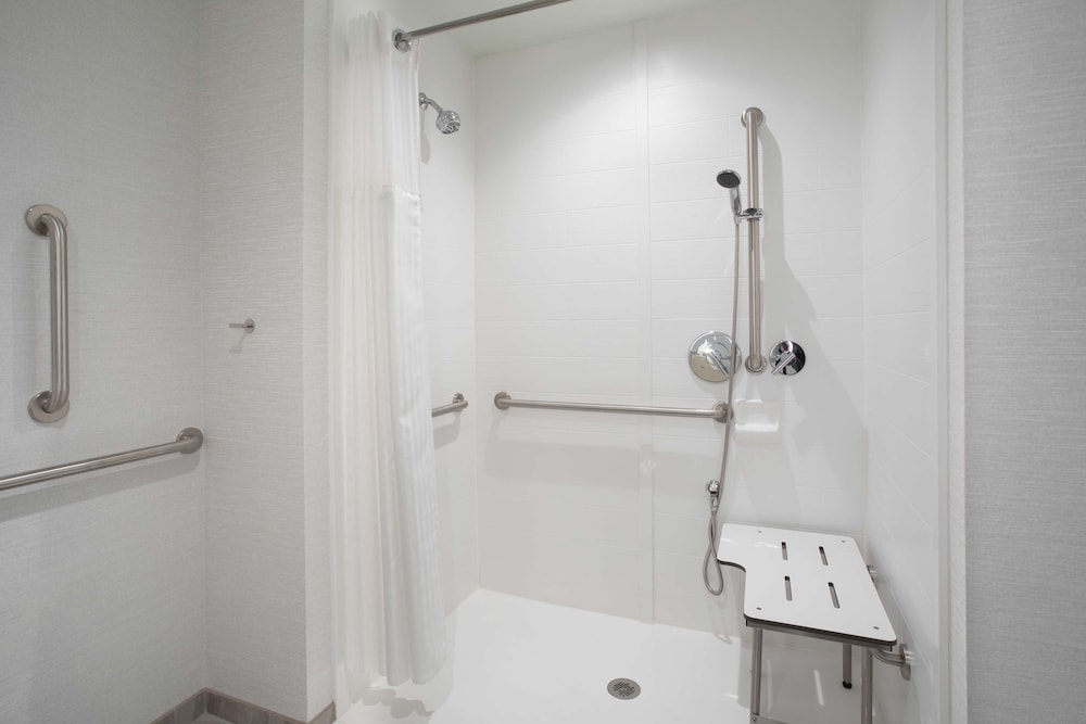 Room, 2 Queen Beds, Accessible (Mobility/Hearing, RI Shower, Wellness) thumbnail 5