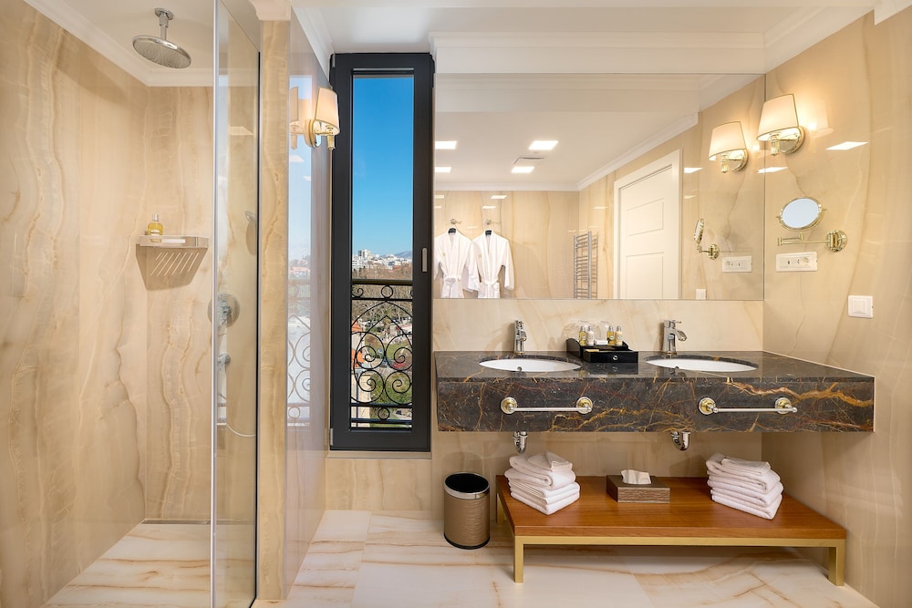 Luxury suite (Sea front, Balcony, Jacuzzi) - Photo 10