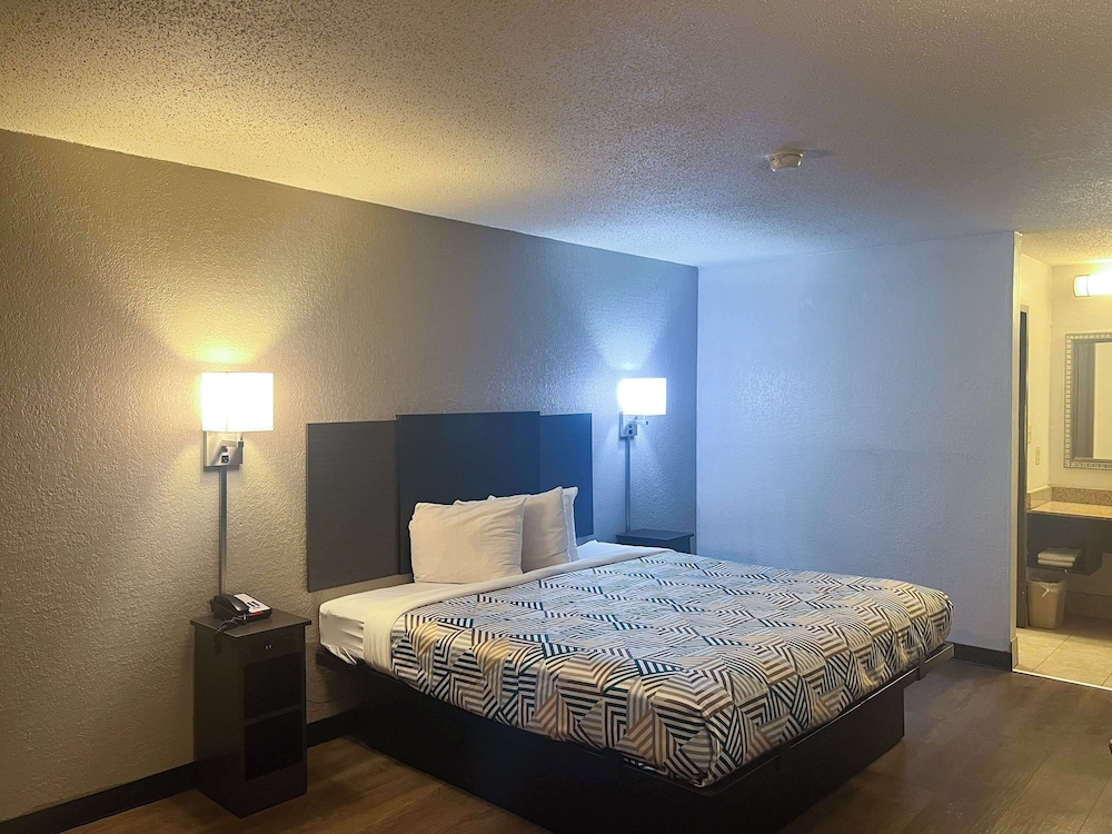 Standard Suite, 1 King Bed, Non Smoking, Kitchenette