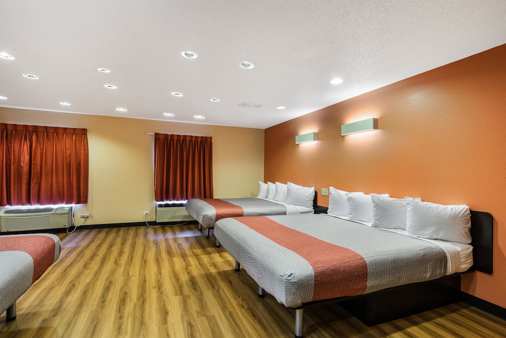 Standard Suite, Multiple Beds, Non Smoking photo 3