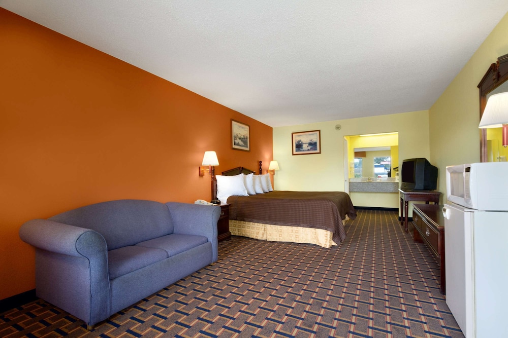 Suite, 1 King Bed - Photo 1