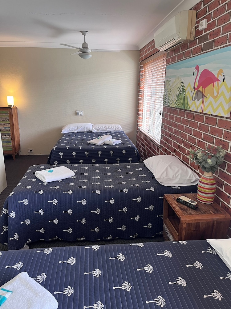 Room (1 Double & 3 Single Beds) photo 2
