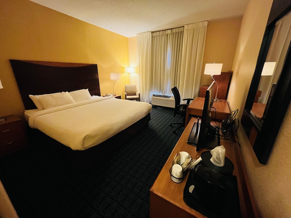 Standard Room, 1 Queen Bed, Non Smoking - Photo 1