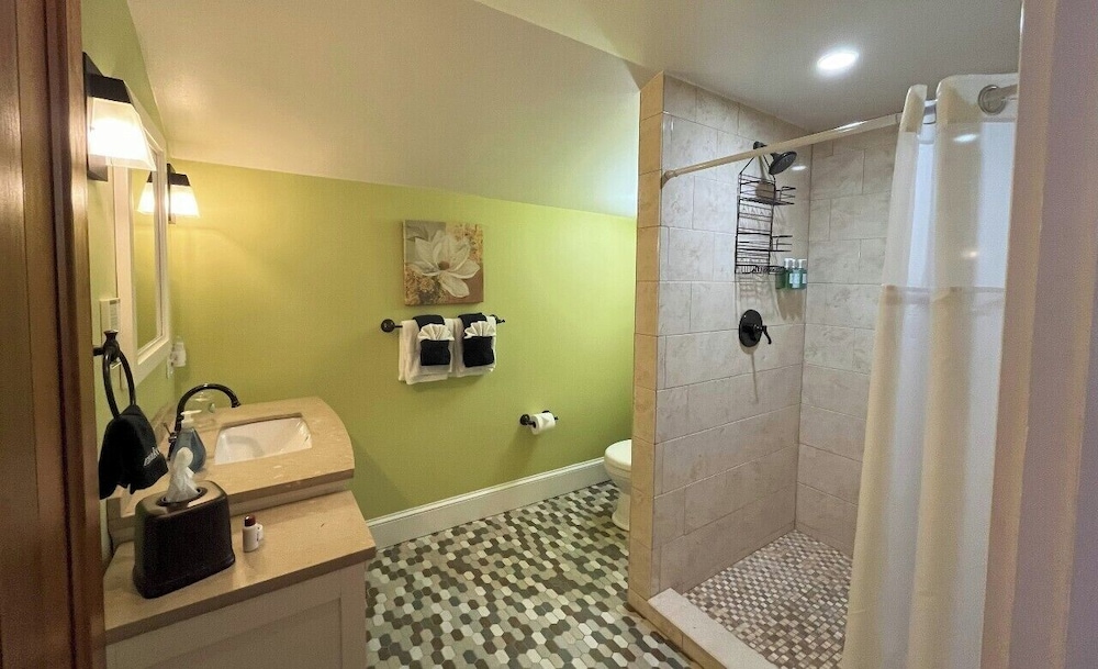 Suite, 1 Queen Bed, Ocean View photo 3