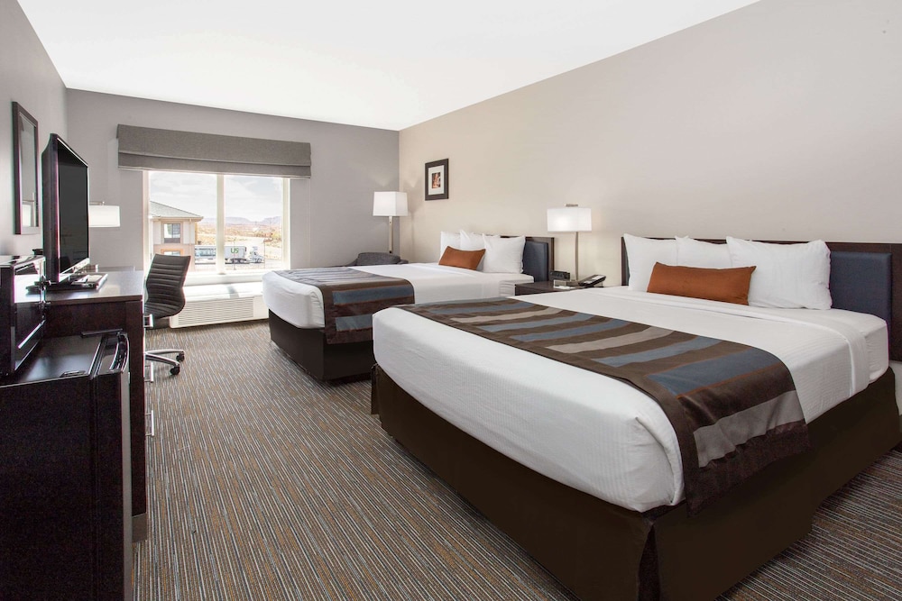 Deluxe Room, 2 Queen Beds, Non Smoking, Lake View (with Balcony)