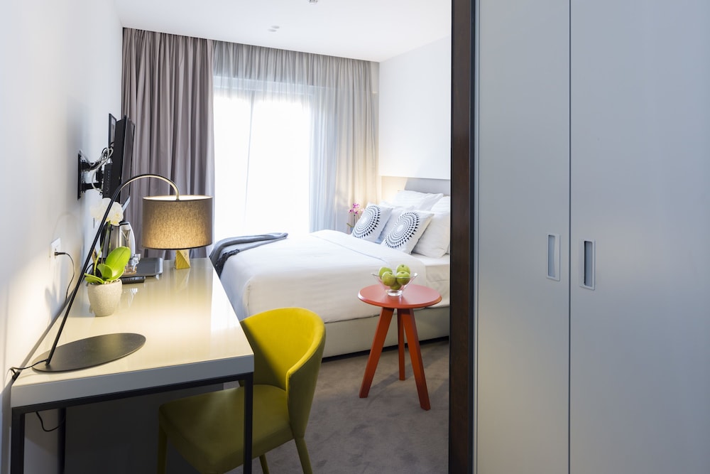 Standard Double or Twin Room, City View thumbnail 6