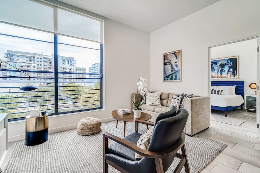 Suite, 2 Bedrooms (w/Den)
