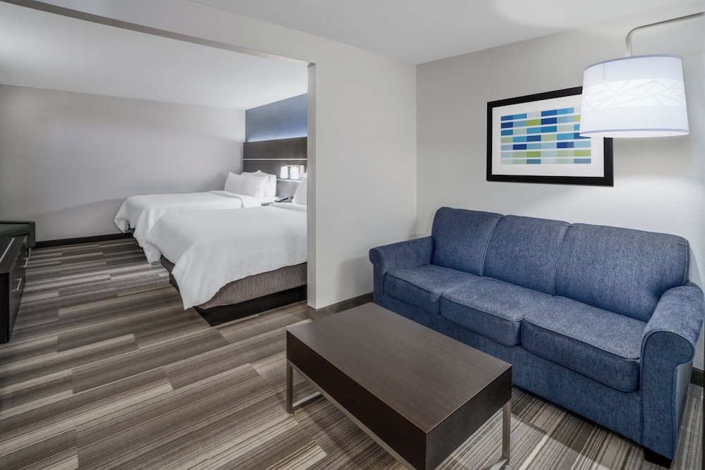 Suite, 2 Queen Beds - Photo 2