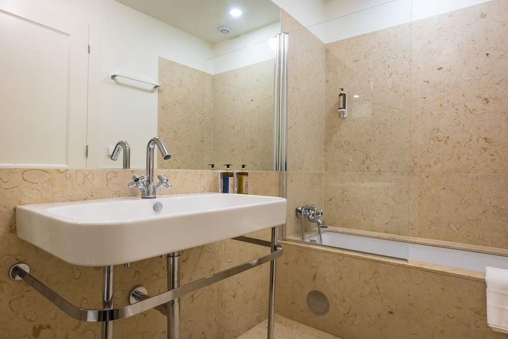 Double Room, Shared Bathroom (Historic) photo 2