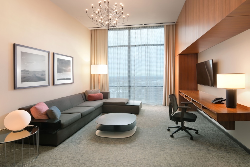 Club Suite, 1 Double Bed, Corner (Mobility Accessible, Roll-In Shower) - Photo 2