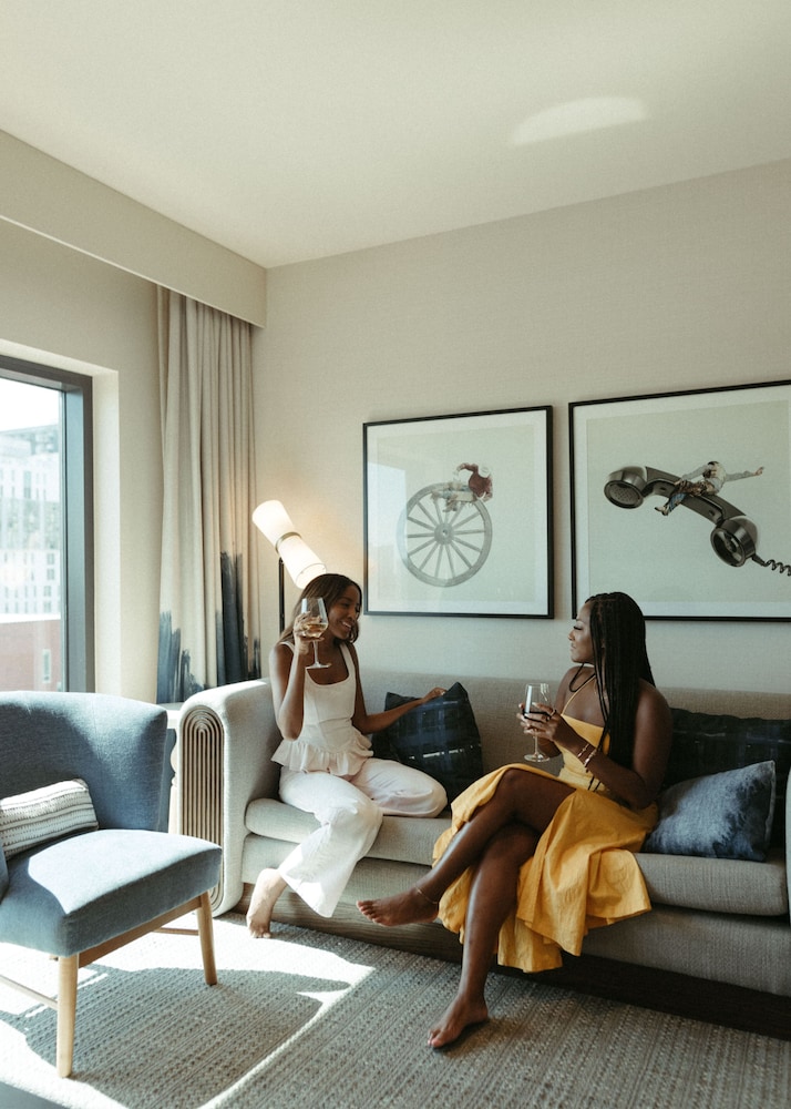 Suite, 1 Bedroom - Photo 10