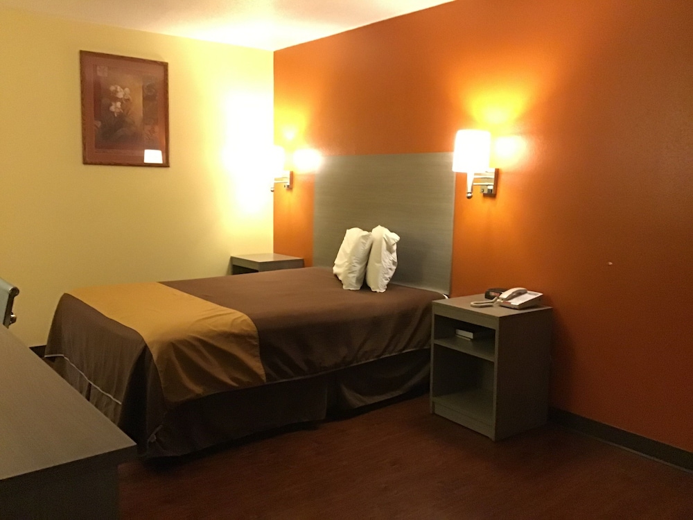 Standard Room, 1 Queen Bed, Non Smoking - Photo 4
