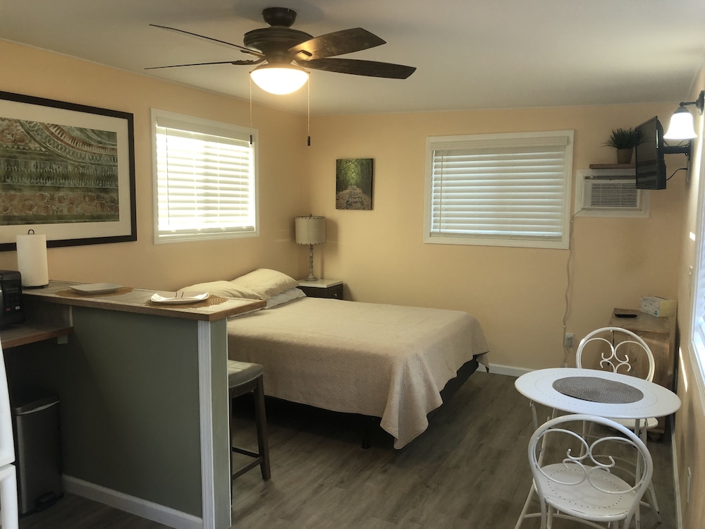 #05 Bungalow W/Bath, kitchenette photo 1
