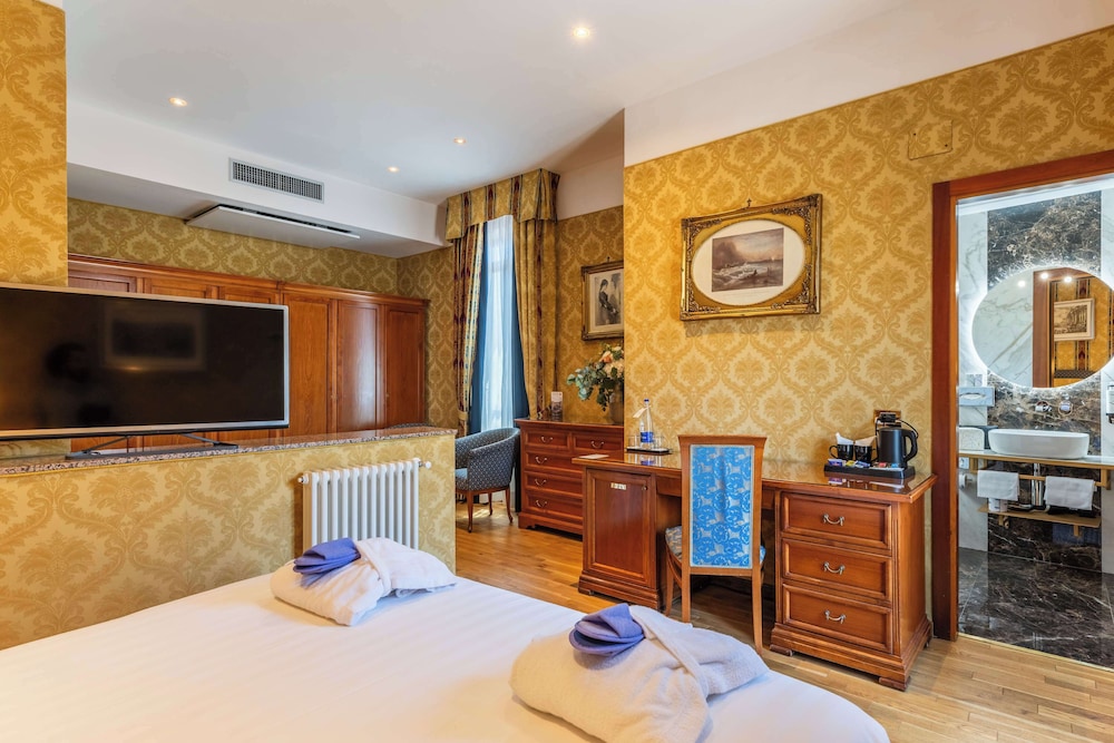Superior Room, 1 King Bed, Non Smoking, Terrace thumbnail 6