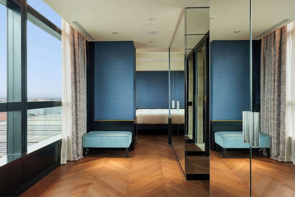 Suite, Multiple Beds, Corner thumbnail 5