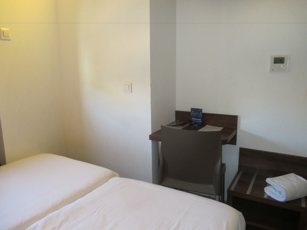Economy Twin Room photo 2